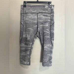 Lululemon Cropped Leggings Size 10 Black/Gray Pattern Yoga Pants